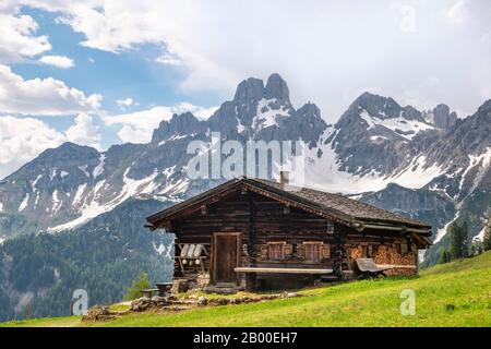 Rifugio alpino di fronte alle cime di Bischofsmuetze, Sulzenalm, Filzmoos, Salisburgo, Austria Foto Stock