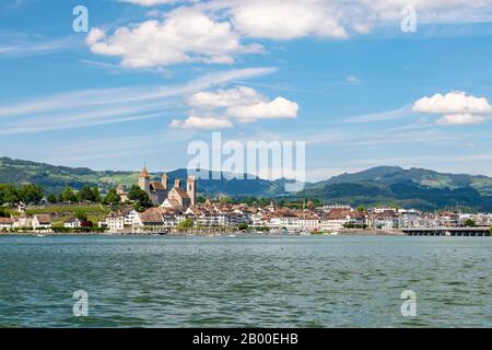 Lago di Zurigo con vista su Rapperswill, città vecchia e castello, Canton San Gallo, Svizzera Foto Stock