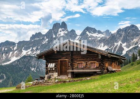 Rifugio alpino di fronte alle cime di Bischofsmuetze, Sulzenalm, Filzmoos, Salisburgo, Austria Foto Stock