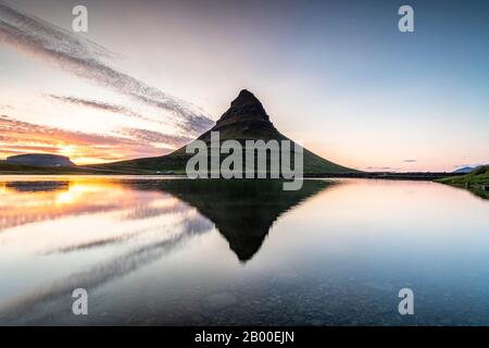 Montagna Kirkjufell si riflette in acqua, tramonto, Grundarfjoerdur, penisola di Snaefellsnes, Snaefellsnes, Vesturland, Islanda Foto Stock