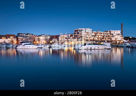 Porto cittadino con moderno complesso alberghiero al crepuscolo, Waren sul Mueritz, Mecklenburg Lake District, Mecklenburg-Pomerania Occidentale, Germania Foto Stock