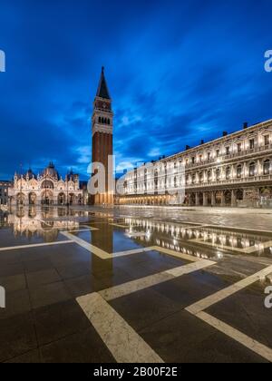 Il Campanile in Piazza San Marco con acqua alta, Aqua alta, Venezia, Italia Foto Stock