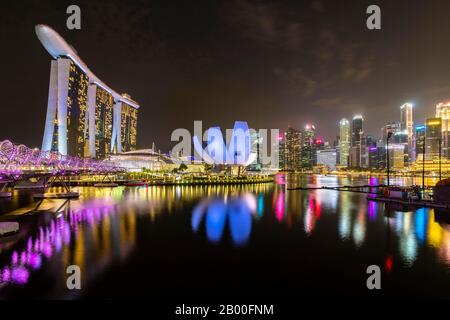 Marina Bay Sands Hotel, ArtScience Museum e skyline di notte, quartiere finanziario, quartiere bancario, Marina Bay, Downtown Core, Singapore Foto Stock