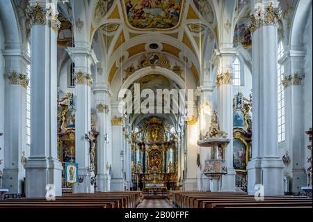 Longhouse e coro con altare maggiore, ex chiesa del monastero San Sebastiano, Città Vecchia, Ebersberg, alta Baviera, Baviera, Germania Foto Stock
