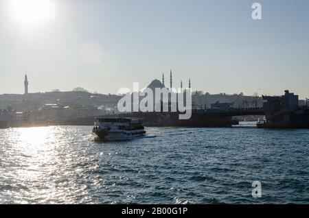 Istanbul, Turchia - 25 gennaio 2020 : Vista del ponte di Galata, Moschea Rustem Pasha e città di Istanbul in Turchia. Foto Stock