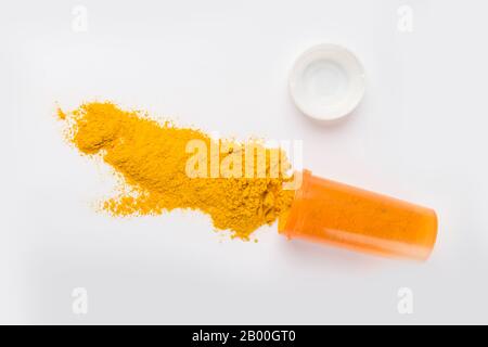 Curcuma medicina da radici turmeriche e polvere in vaso Foto Stock