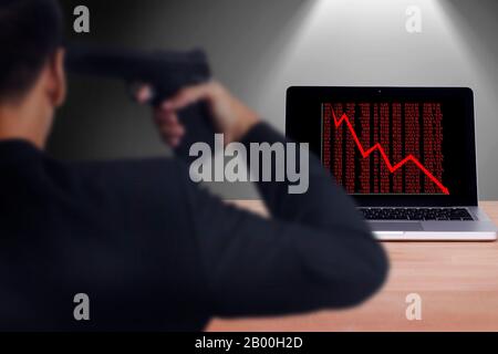l’uomo d’affari ha una pistola a punta verso la testa per un tentativo di suicidio dopo aver perso denaro dal commercio azionario. le scorte scendono dalla recessione economica, causando la gente Foto Stock