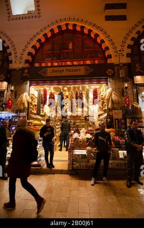 Istanbul, TURCHIA - 25 gennaio 2020: Bazaar Egiziano o Bazaar delle Spezie Turco: Misir CARSISI a Eminonu, Istanbul, Turchia. Uno dei più vecchi coperti Foto Stock