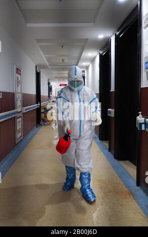 (200218) -- NANCHANG, 18 febbraio 2020 (Xinhua) -- UN personale medico disinfetta un corridoio in un reparto dell'ospedale affiliato della Jiangxi University of Traditional Chinese Medicine a Nanchang, nella provincia di Jiangxi nella Cina orientale, 18 febbraio 2020. Durante la lotta contro il nuovo coronavirus, l'ospedale affiliato della Jiangxi University of Traditional Chinese Medicine fa un passo avanti verso il trattamento tradizionale della medicina cinese (TCM) per i pazienti infettati con il nuovo coronavirus. "La medicina occidentale offre importanti misure di supporto alla vita, come l'assis respiratoria e circolatoria Foto Stock