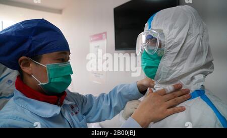 (200218) -- NANCHANG, 18 febbraio 2020 (Xinhua) -- il personale medico si prepara ad entrare in un reparto di isolamento dell'ospedale affiliato della Jiangxi University of Traditional Chinese Medicine a Nanchang, nella provincia di Jiangxi nella Cina orientale, 18 febbraio 2020. Durante la lotta contro il nuovo coronavirus, l'ospedale affiliato della Jiangxi University of Traditional Chinese Medicine fa un passo avanti verso il trattamento tradizionale della medicina cinese (TCM) per i pazienti infettati con il nuovo coronavirus. "La medicina occidentale offre importanti misure di supporto alla vita, come i tassi respiratori e circolatori Foto Stock