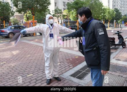 (200218) -- WUHAN, 18 febbraio 2020 (Xinhua) -- un membro del personale viene disinfettato prima di partecipare a una campagna di screening sanitario presso la Comunità di Qinghuju nel distretto di Qingshan, Wuhan, capitale della provincia dell'Hubei nella Cina centrale, 18 febbraio 2020. Wuhan lancia una serie di misure di ampia portata e più rigorose dal 17to 19 febbraio per controllare l'epidemia. (Xinhua/Cheng Min) Foto Stock