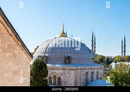 Cupole di complesso di Hagia Sophia, l'ex cattedrale patriarcale greco-ortodossa, più tardi una moschea imperiale ottomana e ora un museo A Ista Foto Stock