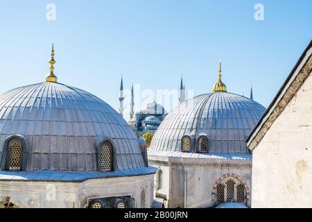 Cupole di complesso di Hagia Sophia, l'ex cattedrale patriarcale greco-ortodossa, più tardi una moschea imperiale ottomana e ora un museo A Ista Foto Stock