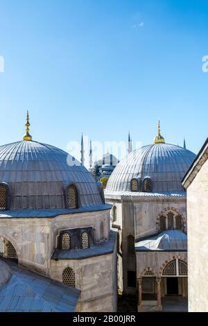 Cupole di complesso di Hagia Sophia, l'ex cattedrale patriarcale greco-ortodossa, più tardi una moschea imperiale ottomana e ora un museo A Ista Foto Stock