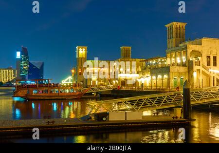 Waterfront al Seef distretto di Dubai di notte, Emirati Arabi Uniti Foto Stock