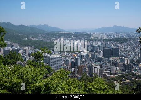 Corea del Sud, Seoul: Panoramica della città dal punto panoramico della N Seoul Tower sul Monte Namsam Foto Stock