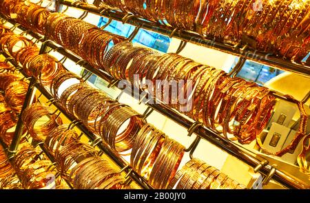 Braccialetti d'oro in un negozio di gioielleria al mercato del souk d'oro a Dubai, Emirati Arabi Uniti Foto Stock