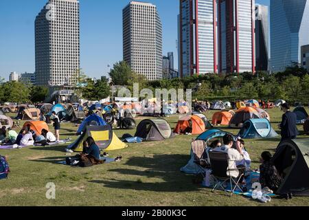 Corea del Sud, Seoul: Tende a noleggio allestite nei fine settimana nel Parco Yeouido Hangang, sulle rive del fiume Han Foto Stock