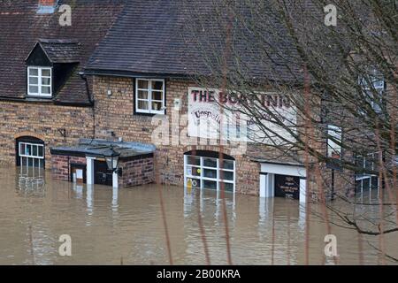 The Boat Inn, Jackfield, Shropshire, Regno Unito. 18th Feb 2020. Mentre i livelli dei fiumi continuano ad aumentare, il villaggio di Jackfield nello Shropshire, sperimenta la sua peggiore inondazione in 20 anni, mentre il fiume Severn scoppia le sue banche, inondando case e aziende. Credito: Rob Carter/Alamy Live News Foto Stock