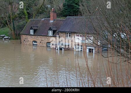 The Boat Inn, Jackfield, Shropshire, Regno Unito. 18th Feb 2020. Mentre i livelli dei fiumi continuano ad aumentare, il villaggio di Jackfield nello Shropshire, sperimenta la sua peggiore inondazione in 20 anni, mentre il fiume Severn scoppia le sue banche, inondando case e aziende. Credito: Rob Carter/Alamy Live News Foto Stock