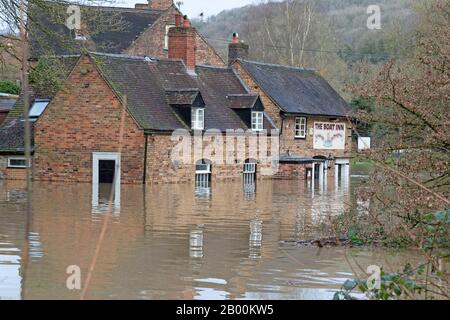 The Boat Inn, Jackfield, Shropshire, Regno Unito. 18th Feb 2020. Mentre i livelli dei fiumi continuano ad aumentare, il villaggio di Jackfield nello Shropshire, sperimenta la sua peggiore inondazione in 20 anni, mentre il fiume Severn scoppia le sue banche, inondando case e aziende. Credito: Rob Carter/Alamy Live News Foto Stock