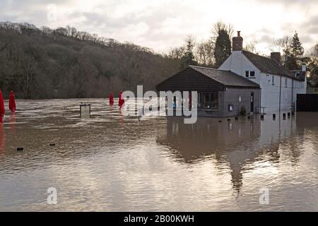 The Half Moon Pub, Jackfield, Shropshire, Regno Unito. 18th Feb 2020. Mentre i livelli dei fiumi continuano ad aumentare, il villaggio di Jackfield nello Shropshire, sperimenta la sua peggiore inondazione in 20 anni, mentre il fiume Severn scoppia le sue banche, inondando case e aziende. Credito: Rob Carter/Alamy Live News Foto Stock