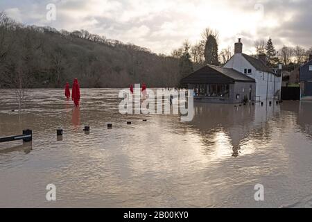 The Half Moon Pub, Jackfield, Shropshire, Regno Unito. 18th Feb 2020. Mentre i livelli dei fiumi continuano ad aumentare, il villaggio di Jackfield nello Shropshire, sperimenta la sua peggiore inondazione in 20 anni, mentre il fiume Severn scoppia le sue banche, inondando case e aziende. Credito: Rob Carter/Alamy Live News Foto Stock