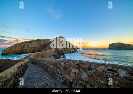 Accesso tramite scale all'eremo di San Juan de Gaztelugatxe, Spagna Foto Stock