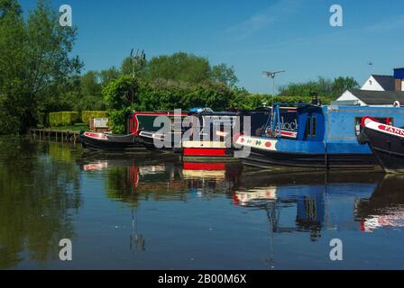 Barche a stretta sulla sezione meridionale del canale di Oxford a Aynho Wharf, Northamptonshire, Regno Unito Foto Stock