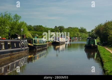 Barche a stretta sulla sezione meridionale del canale di Oxford a Aynho Wharf, Northamptonshire, Regno Unito Foto Stock