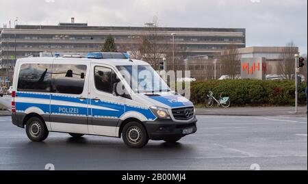 Hannover, Germania. 18th Feb, 2020. Un'auto di polizia sta guidando davanti alla Hannover Medical School (MHH). Al MHH, un membro del clan sospetto viene trattato per ferite da sparo; il paziente dall'estero è custodito dalla polizia per la sicurezza. Credit: Julian Stratenschulte/Dpa/Alamy Live News Foto Stock