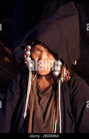 Thailandia: Donna Akha, mercato di Doi Mae Salong (Santikhiri) al mattino presto, provincia di Chiang Rai. Gli Akha sono una tribù collinare di contadini di sussistenza noti per la loro arte. Il gruppo etnico potrebbe essere originario della Mongolia circa 1500 anni fa. La maggior parte delle persone Akha rimanenti sono ora distribuite in piccoli villaggi tra le montagne della Cina, del Laos, del Myanmar (Birmania) e della Thailandia settentrionale, dove sono una delle sei principali tribù di colline. Gli Akha iniziarono ad arrivare in Thailandia all'inizio del ventesimo secolo e continuarono ad emigrare, con circa 80,000 abitanti che ora vivono in Thailandia. Foto Stock