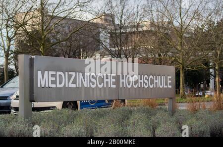 Hannover, Germania. 18th Feb, 2020. C'è un cartello alla Hannover Medical School (MHH). Al MHH, un membro del clan sospetto viene trattato per ferite da sparo; il paziente dall'estero è custodito dalla polizia per la sicurezza. Credit: Julian Stratenschulte/Dpa/Alamy Live News Foto Stock