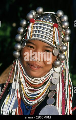 Thailandia: Donna Akha, mercato di Doi Mae Salong (Santikhiri) al mattino presto, provincia di Chiang Rai. Gli Akha sono una tribù collinare di contadini di sussistenza noti per la loro arte. Il gruppo etnico potrebbe essere originario della Mongolia circa 1500 anni fa. La maggior parte delle persone Akha rimanenti sono ora distribuite in piccoli villaggi tra le montagne della Cina, del Laos, del Myanmar (Birmania) e della Thailandia settentrionale, dove sono una delle sei principali tribù di colline. L'Akha ha ha iniziato ad arrivare in Thailandia all'inizio del ventesimo secolo e continua ad emigrare, con circa 80,000 che ora vivono nelle province settentrionali della Thailandia. Foto Stock