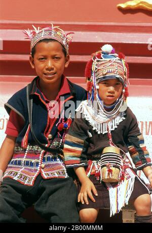 Thailandia: Bambini Akha, Provincia di Chiang Rai. Gli Akha sono una tribù collinare di contadini di sussistenza noti per la loro arte. Il gruppo etnico potrebbe essere originario della Mongolia circa 1500 anni fa. La maggior parte delle persone Akha rimanenti sono ora distribuite in piccoli villaggi tra le montagne della Cina, del Laos, del Myanmar (Birmania) e della Thailandia settentrionale, dove sono una delle sei principali tribù di colline. Gli Akha iniziarono ad arrivare in Thailandia all'inizio del ventesimo secolo e continuarono ad emigrare, con circa 80,000 abitanti che ora vivono in Thailandia. Foto Stock