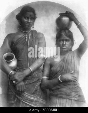 Sri Lanka: Due donne - apparentemente tamil - con vasi d'acqua c. 1900. I tamil dello Sri Lanka o Ceylon Tamil sono una sezione di tamil nativi dello Sri Lanka, nello stato dell'isola dell'Asia meridionale. Secondo le prove antropologiche, i tamil dello Sri Lanka hanno vissuto sull'isola dal II secolo a.C. La maggior parte dei moderni Tamil dello Sri Lanka rivendicano la discesa dai residenti del regno di Jaffna, un ex regno nel nord dell'isola e i chieftaucies di Vannimai dall'est. Essi costituiscono una maggioranza nella Provincia del Nord, vivono in numero significativo nella Provincia Orientale e sono in minoranza altrove. Foto Stock