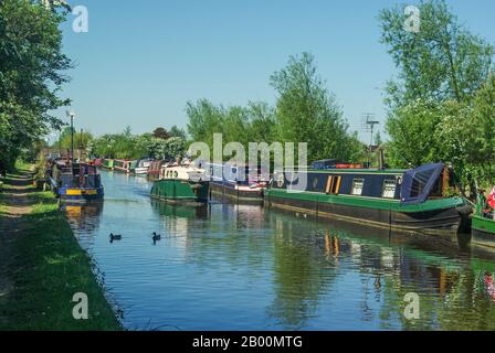 Barche a stretta sulla sezione meridionale del canale di Oxford a Aynho Wharf, Northamptonshire, Regno Unito Foto Stock