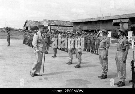 Vietnam: Il generale francese Philippe Leclerc ispeziona le truppe di Gurkha dell'esercito indiano britannico, Saigon, 1945-1946. La prima Guerra Indocina (conosciuta anche come la Guerra Francese Indocina, la Guerra Anti-Francese, la Guerra Franco-Vietnamita, la Guerra Franco-Vietminh, la Guerra Indocina, la Guerra Dirty in Francia, E la guerra di resistenza anti-francese nel Vietnam contemporaneo) fu combattuta in Indochina francese dal 19 dicembre 1946, fino al 1 agosto 1954, tra il corpo espediente francese dell'Unione, guidato dalla Francia e sostenuto dall'esercito nazionale vietnamita dell'imperatore Bảo Đại contro il Việt Minh, guidato da Hồ Chí Minh. Foto Stock