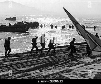 Vietnam: I primi marines statunitensi si sbarcano vicino alla base aerea di da Nang, Vietnam del Sud, 1965. La seconda Guerra Indocina, nota in America come Guerra del Vietnam, fu un conflitto militare dell'epoca della Guerra fredda che si verificò in Vietnam, Laos e Cambogia dal 1° novembre 1955 alla caduta di Saigon il 30 aprile 1975. Questa guerra seguì la prima guerra dell'Indocina e fu combattuta tra il Vietnam del Nord, sostenuto dai suoi alleati comunisti, e il governo del Vietnam del Sud, sostenuto dagli Stati Uniti e da altre nazioni anticomuniste. Il governo degli Stati Uniti considerava il coinvolgimento nella guerra come un modo per impedire un'acquisizione comunista. Foto Stock