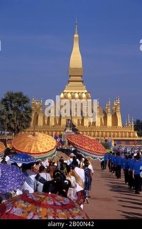 Laos: La sfilata che Luang Festival si avvicina a Luang, Vientiane. Foto di Joe Cummings. Ogni novembre Luna piena il Festival di Luang che si svolge a quel Luang in Vientiane. Centinaia di monaci si riuniscono per ricevere elemosine e votivi floreali al mattino presto, il primo giorno della festa. C'è una processione colorata tra Wat si Muang e Pha That Luang. La celebrazione dura una settimana e comprende fuochi d'artificio e musica, culminante in una curcumambulazione a lume di candela (wien thien) di quel Luang. Foto Stock