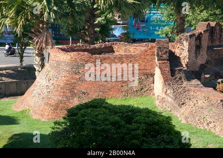 Thailandia: Bastione di Hua Rin (Jaeng Hua Rin) nell'angolo nord-occidentale, Chiang mai. Foto di David Henley. Chiang mai, a volte scritto come 'Chiengmai' o 'Chiangmai', è la città più grande e culturalmente significativa del nord della Thailandia, ed è la capitale della provincia di Chiang mai. Si trova a 700 km (435 mi) a nord di Bangkok, tra le montagne più alte del paese. La città si trova sul fiume Ping, un importante affluente del fiume Chao Phraya. Re Mengrai fondò la città di Chiang mai (che significa "nuova città") nel 1296, e succedette a Chiang Rai come capitale del regno Lanna. Foto Stock