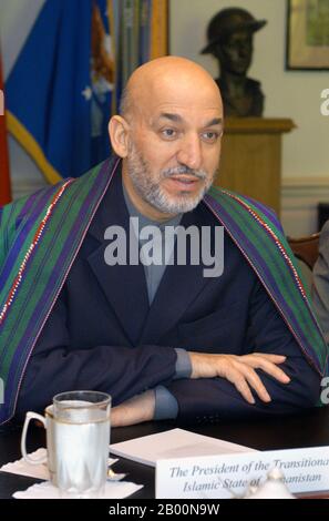 Afghanistan: Incontro del presidente Hamid Karzai con il segretario alla difesa Donald H. Rumsfeld nel Pentagono il 14 giugno 2004. Foto di Robert D. Ward. Hamid Karzai (24 dicembre 1957) è il dodicesimo presidente dell'Afghanistan, che si è insediato il 7 dicembre 2004. Divenne una figura politica dominante dopo la rimozione del regime talebano alla fine del 2001. Durante la Conferenza internazionale sull'Afghanistan del dicembre 2001 in Germania, Karzai è stato selezionato da personalità politiche afghane di spicco per un mandato di sei mesi come presidente dell'amministrazione provvisoria. Foto Stock