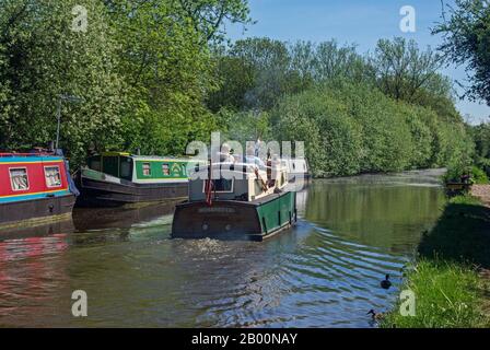 Barche a stretta sulla sezione meridionale del canale di Oxford a Aynho Wharf, Northamptonshire, Regno Unito Foto Stock