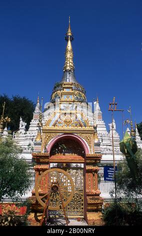 Thailandia: Chedi in stile birmano, Wat Saen Fang, Chiang mai, Thailandia del nord. Wat Saen Fang fu originariamente costruito nel 14 ° secolo, ma nessuna delle strutture visibili oggi risalgono prima del 19 ° secolo. Chiang mai è spesso chiamata la ‘Rosa del Nord’ della Thailandia ed è la seconda città del paese e una destinazione turistica popolare grazie soprattutto al suo paesaggio montano, alle colorate tribù etniche e ai loro oggetti d’artigianato. Fondata nel 1296 dal re Mengrai come capitale del suo regno Lanna, Chiang mai fu poi invasa dagli invasori birmani nel 1767. Divenne parte del Siam nel 1774. Foto Stock