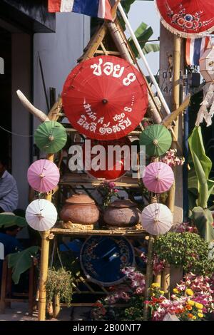 Thailandia: Vasi di acqua potabile in terracotta, tradizionalmente trovati davanti alle case thailandesi e utilizzati per accogliere gli ospiti, Bo Sang Umbrella Village a Chiang mai, Thailandia settentrionale. Chiang mai è spesso chiamata la ‘Rosa del Nord’ della Thailandia ed è la seconda città del paese e una destinazione turistica popolare grazie soprattutto al suo paesaggio montano, alle colorate tribù etniche e ai loro oggetti d’artigianato. Fondata nel 1296 dal re Mengrai come capitale del suo regno Lanna, Chiang mai fu poi invasa dagli invasori birmani nel 1767. La città fu poi abbandonata tra il 1776 e il 1791. Foto Stock