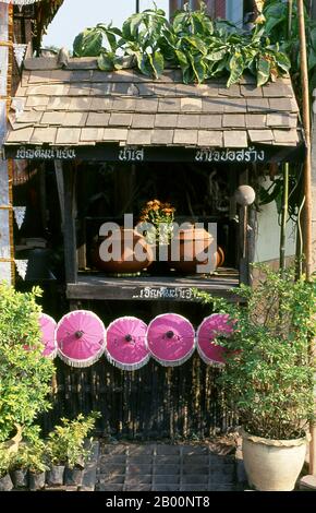 Thailandia: Vasi di acqua potabile in terracotta, tradizionalmente trovati davanti alle case thailandesi e utilizzati per accogliere gli ospiti, Bo Sang Umbrella Village a Chiang mai, Thailandia settentrionale. Chiang mai è spesso chiamata la ‘Rosa del Nord’ della Thailandia ed è la seconda città del paese e una destinazione turistica popolare grazie soprattutto al suo paesaggio montano, alle colorate tribù etniche e ai loro oggetti d’artigianato. Fondata nel 1296 dal re Mengrai come capitale del suo regno Lanna, Chiang mai fu poi invasa dagli invasori birmani nel 1767. La città fu poi abbandonata tra il 1776 e il 1791. Foto Stock