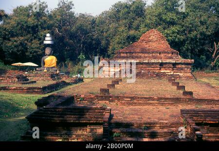 Thailandia: Le rovine di Wat That Khao a Wiang Kum Kam, la prima capitale del re Mangrai, Chiang mai, Thailandia settentrionale. Abbandonato alla fine del XIII secolo e ora in rovina, Wiang Kum Kam era una volta la capitale della regione settentrionale della Thailandia, ed è situato a sud di Chiang mai. Fu costruito dal re Mangrai a un certo tempo nel 13 ° secolo dopo la sua vittoria sul regno Hariphunchai di oggi Lamphun. Tuttavia, dopo che la città si è allagata più volte, Mangrai ha deciso di trasferire la capitale del suo regno e la ha spostata più a nord sul fiume Ping in un luogo che ora è Chiang mai. Foto Stock