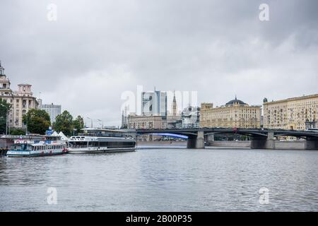 Edifici storici e sulla riva del fiume e un ponte sul fiume Moskva, Mosca, Russia. Vista da una nave da crociera sul fiume. Foto Stock