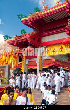 Thailandia: Devoti in visita a San Chao Chui Tui (tempio taoista cinese), Phuket Vegetarian Festival. Il Festival vegetariano è un festival religioso che si tiene ogni anno sull'isola di Phuket, nel sud della Thailandia. Attrae folle di spettatori a causa di molti degli insoliti rituali religiosi che vengono eseguiti. Molti devoti religiosi si schianteranno di spade, perforeranno le loro guance con oggetti taglienti e commetteranno altri atti dolorosi. Foto Stock