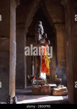 Cambogia: Una statua armata di Vishnu a Angkor Wat. Angkor Wat fu costruito per il re Suryavarman II (governato dal 1113 al 50) all'inizio del XII secolo come tempio di stato e capitale. Come il tempio meglio conservato del sito di Angkor, è l'unico ad essere rimasto un centro religioso significativo sin dalla sua fondazione - prima indù, dedicato al dio Vishnu, poi buddista. E' il più grande edificio religioso del mondo. Il tempio è in cima allo stile classico dell'architettura Khmer. È diventato un simbolo della Cambogia, che appare sulla sua bandiera nazionale. Foto Stock